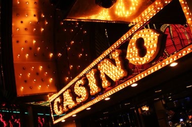 r15m টিম সাপোর্ট কর্মীরা Teen Patti খেলোয়াড়দের সাহায্য করছে